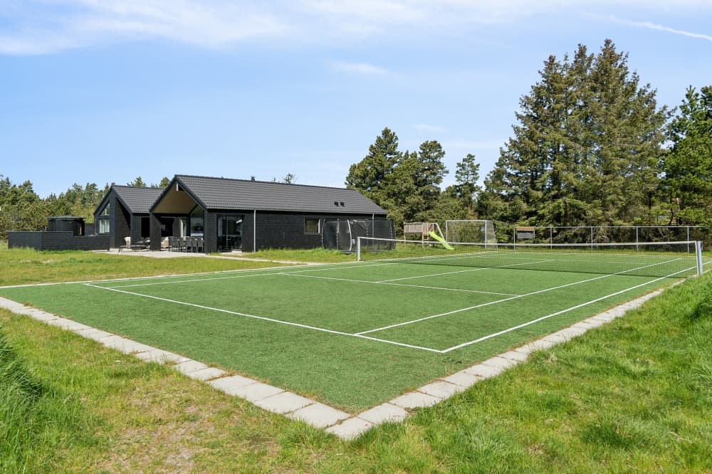 Aktivitetsrigt sommerhus med tennisbane i Blåvand - billede 1