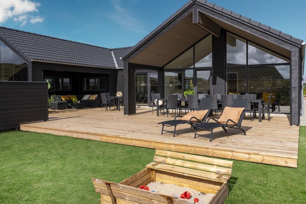 Rummeligt sommerhus med volleybane i 1. parket til Vesterhavet. - billede 1