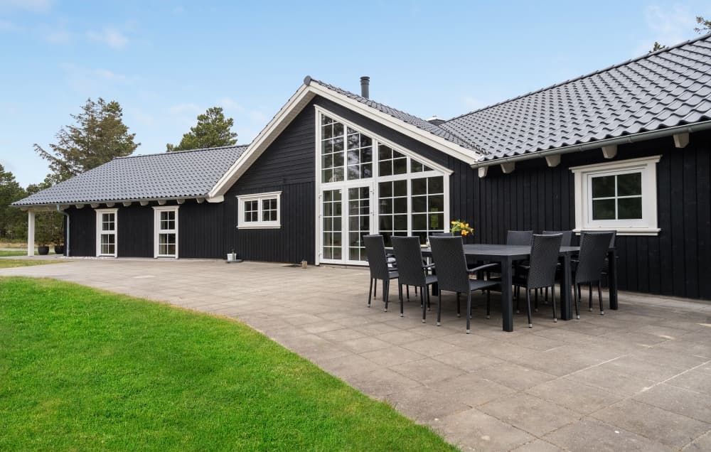 Aktivitetsrigt sommerhus til 14-personer i Blåvand - billede 1