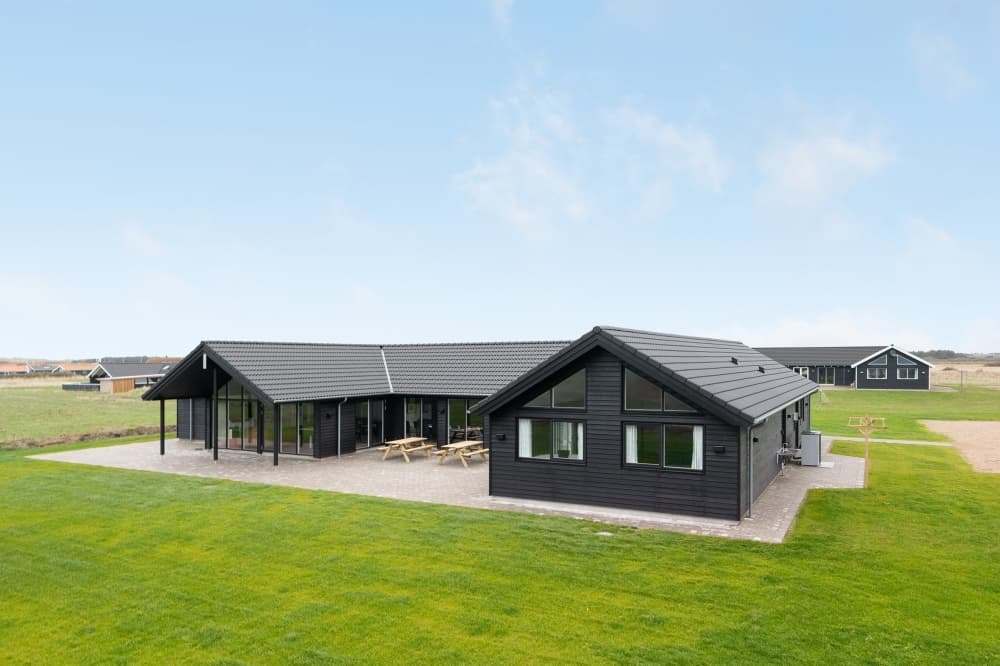 Velindrettet sommerhus til 24 personer i Vejlby klit - billede 1