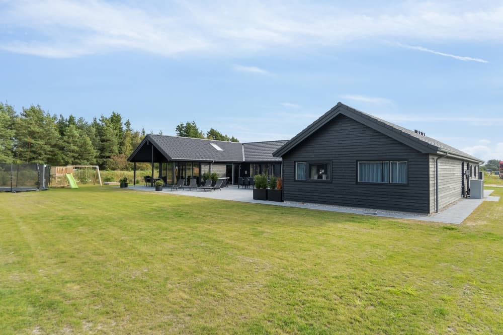 Rummeligt 26-personers sommerhus i Houstrup - billede 1