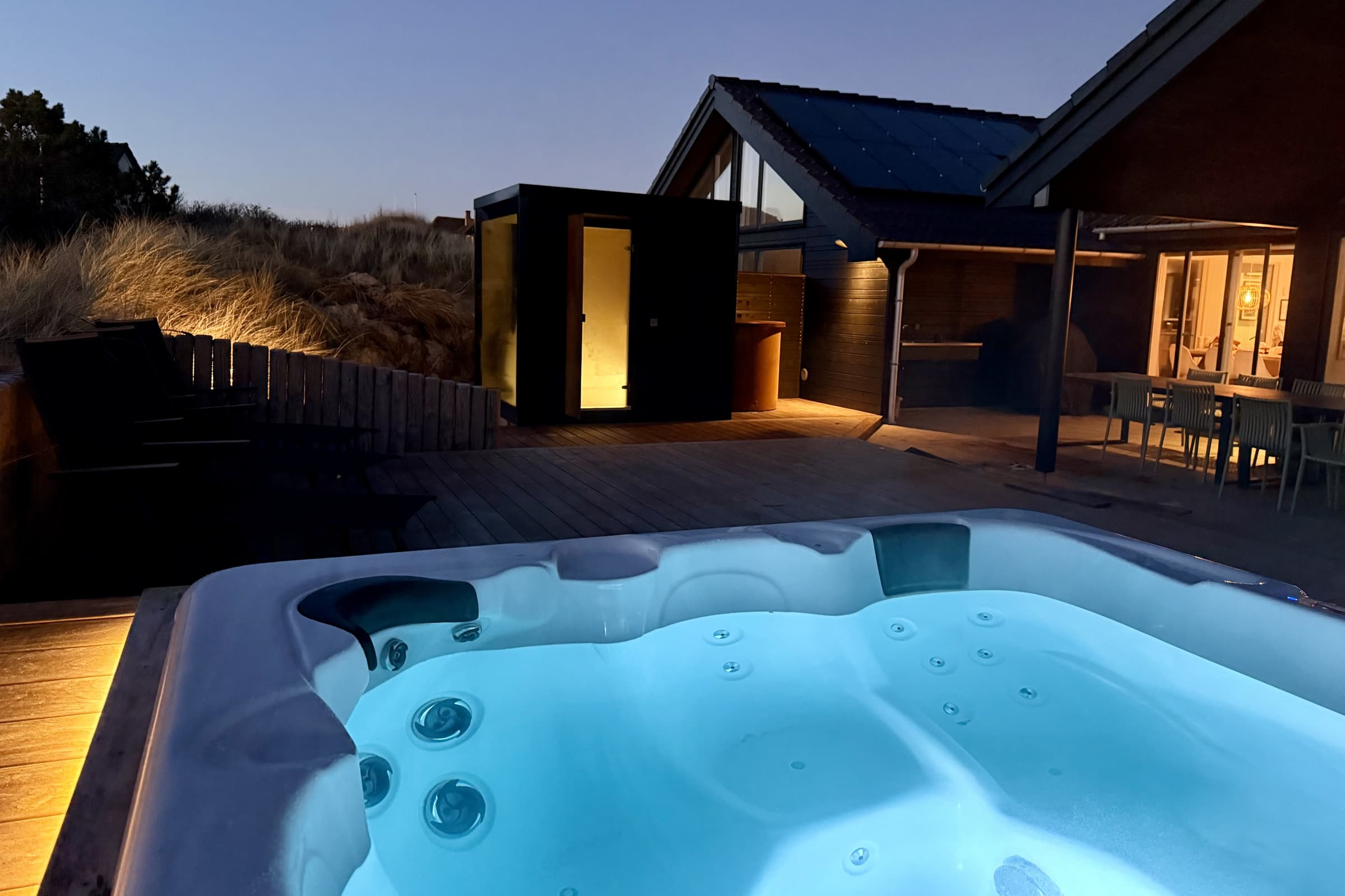 Wellness og luksus – stort sommerhus med pool, udespa, koldtvandskar og udekøkken nær Søndervig strand - billede 1