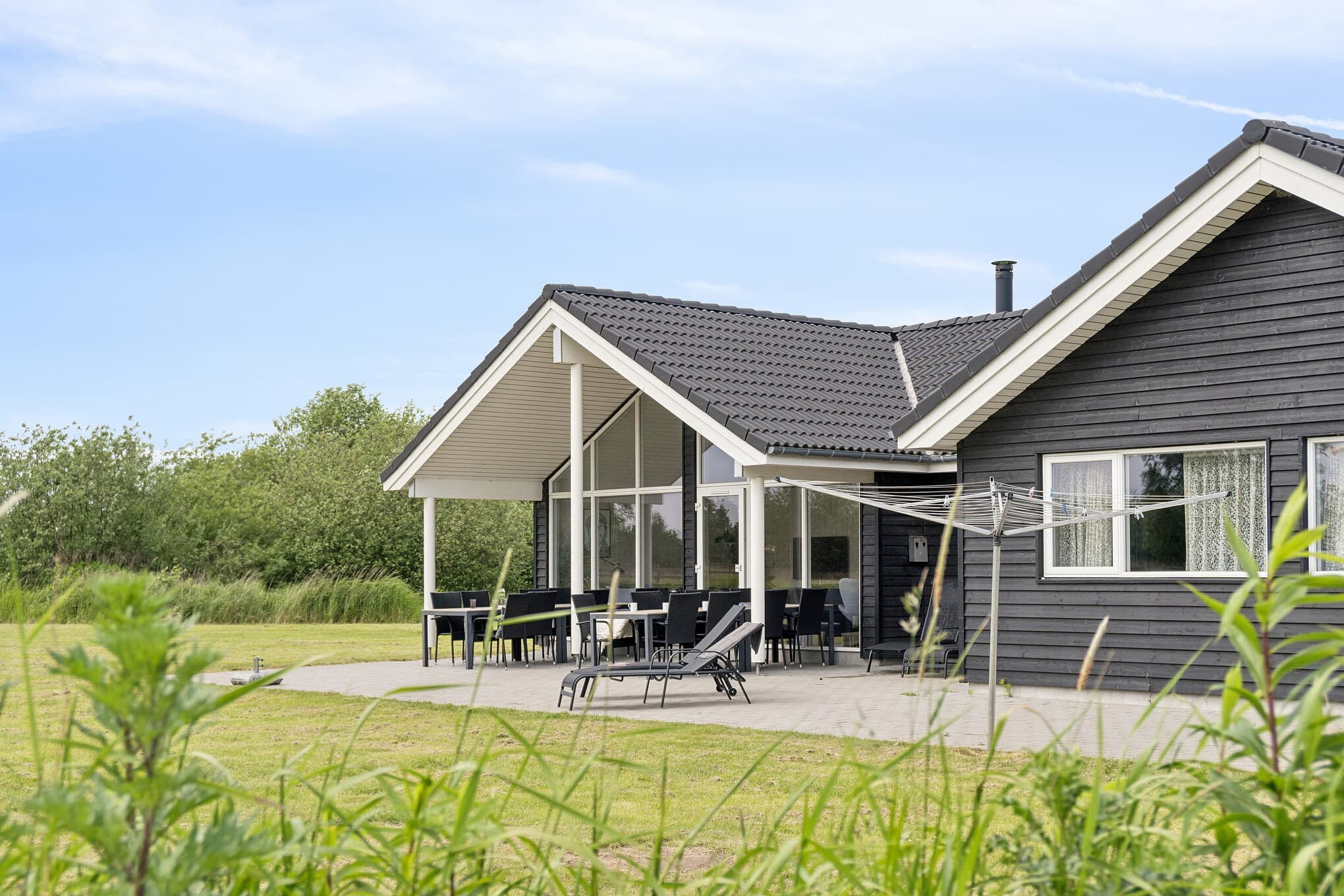 Flot sommerhus med pool ved Marielyst på Falster - billede 1