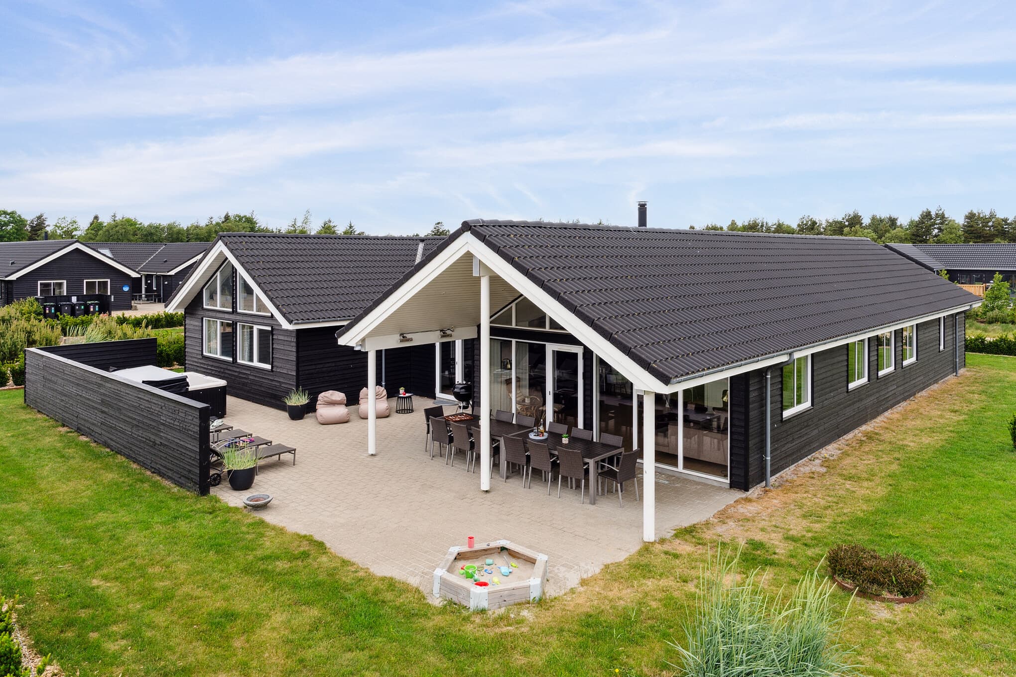 Stilfuldt sommerhus med pool ved Houstrup Strand - billede 1
