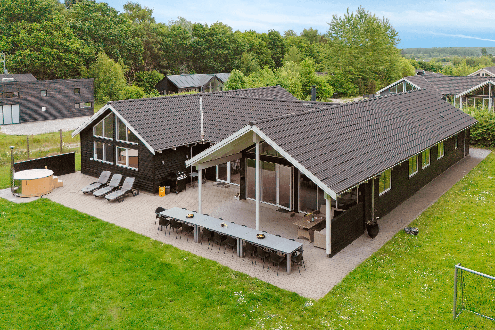 Stort sommerhus med pool i Fjellerup - billede 1