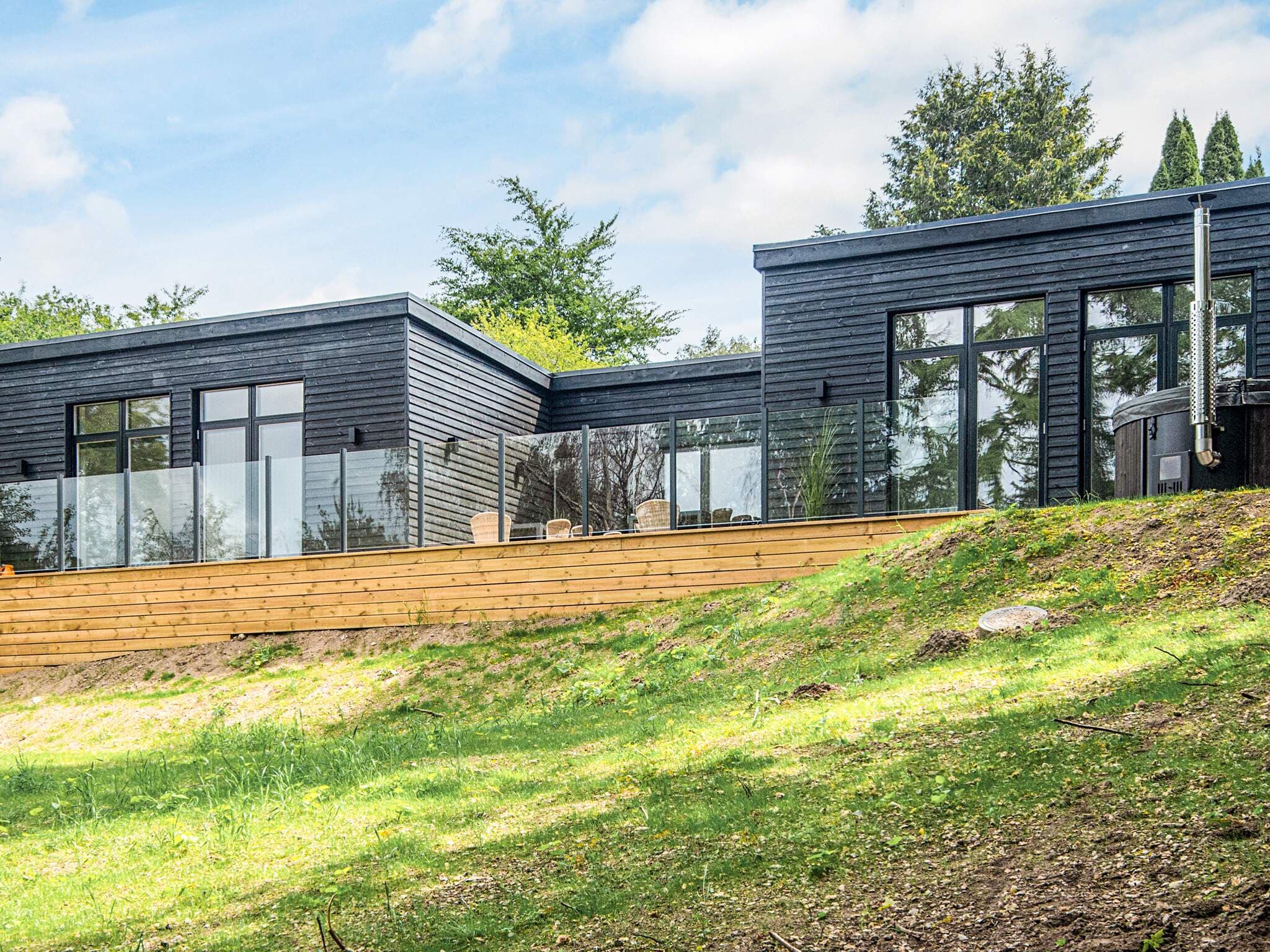 Rummeligt sommerhus i Ebeltoft med wellness, aktiviteter og skøn terrasse - billede 1